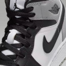 Подростковые кроссовки Nike Air Jordan 1 Mid DQ8423-101 - черно-белые